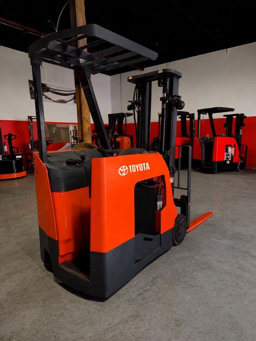 Toyota Electric Dockstocker Forklift with 3,000 lb Capacity  - 123Forklift