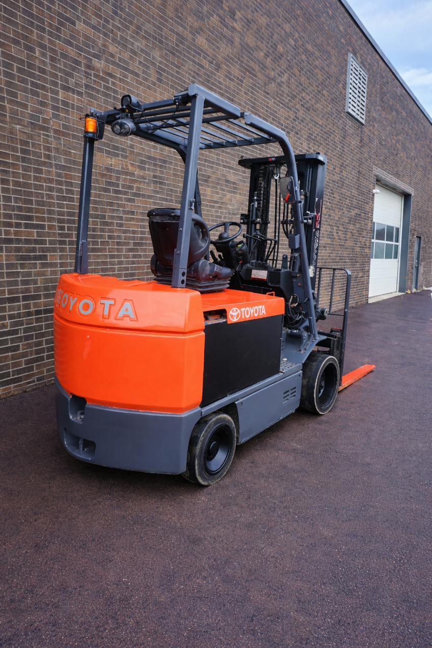 Toyota Electric Counterbalance Forklift with 10,000lbs Cap Equipped with Side-shift and Fork Positio - 123Forklift