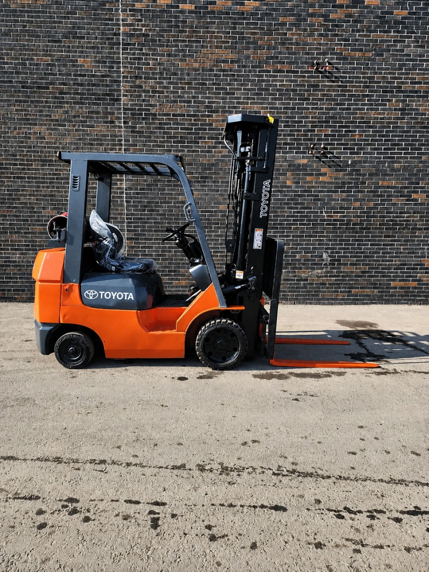 Toyota LPG 5,000 lb Forklift with 4-stage Mast and Side-shift - 123Forklift