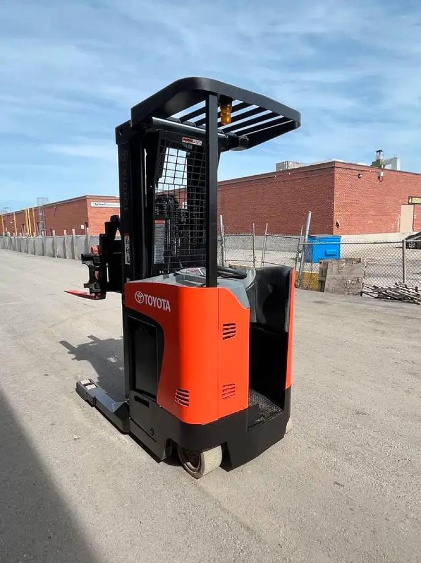 2014 Toyota Reach Forklift 4500lb cap Certified Charger Included LOW HOURS - 123Forklift