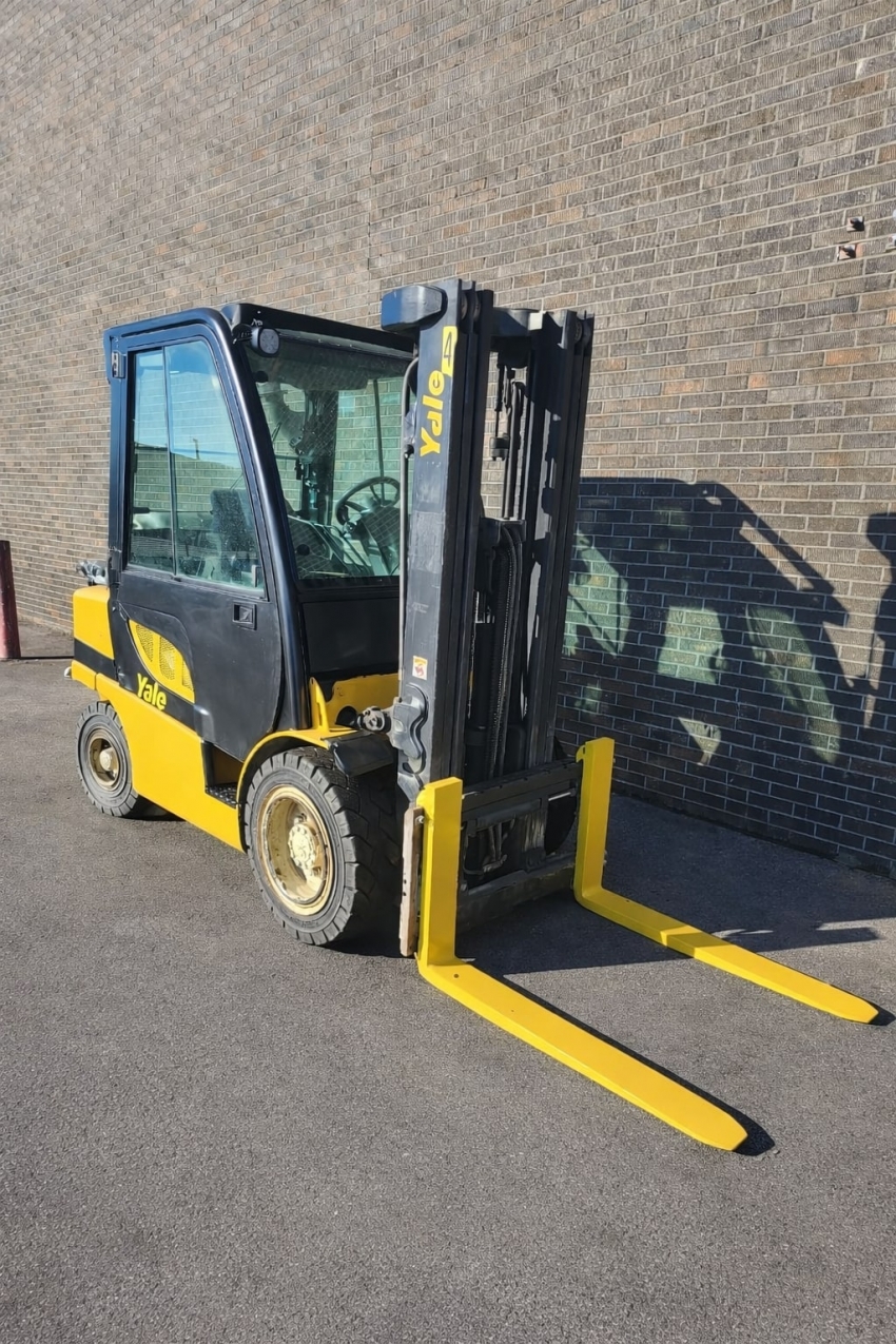 Yale LPG Outdoor Forklift with Heated Cab 6,000lbs Cap 3-stage with Side-shift - 123Forklift