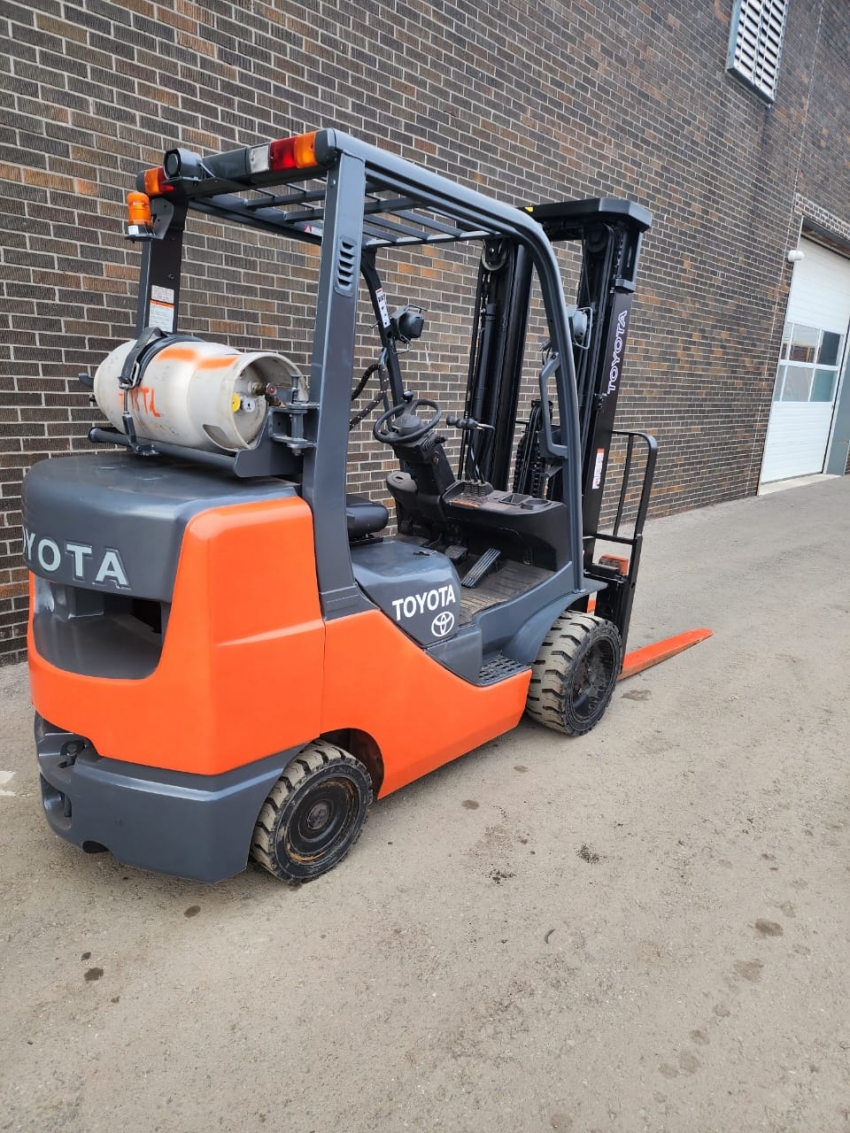2018 Toyota Propane Forklift. 6500lbs Cap.. 3-Stage W Side-Shift - 123Forklift