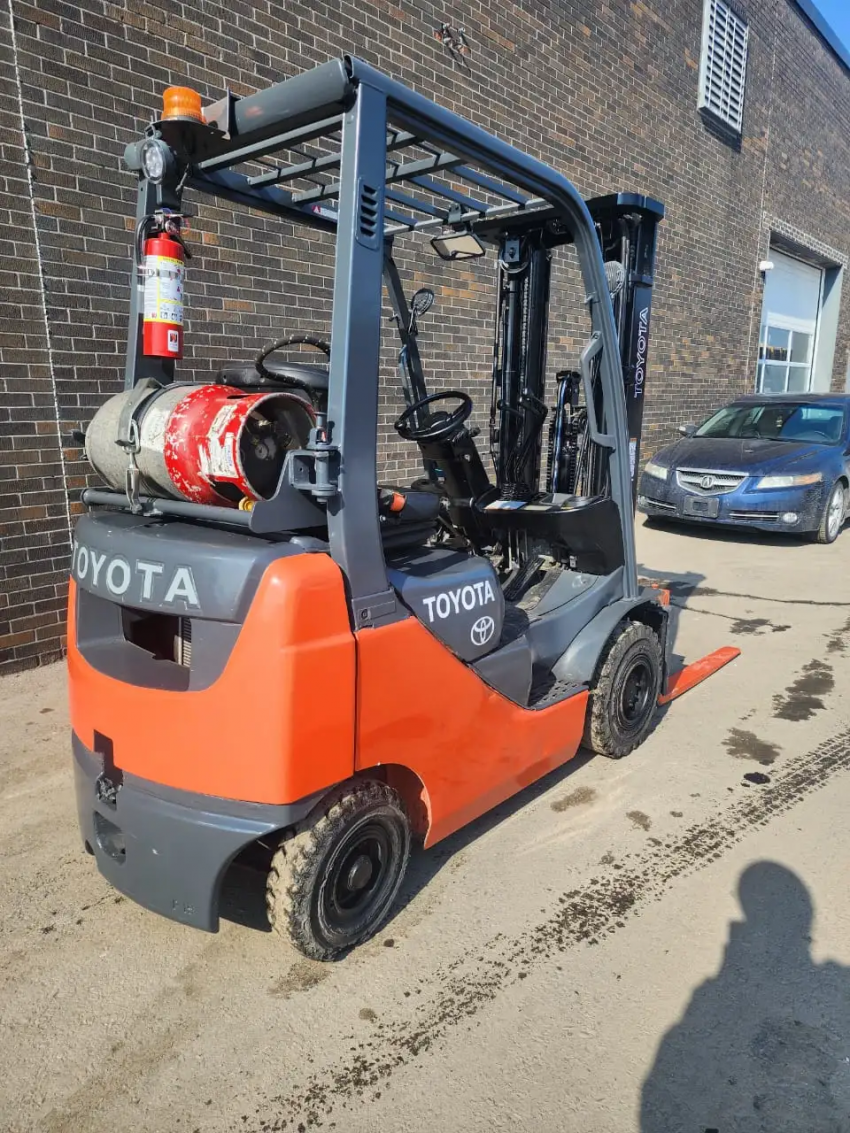 Toyota LPG Forklift, 3,000lbs Cap. with 3-stage Mast with Side-shift - 123Forklift
