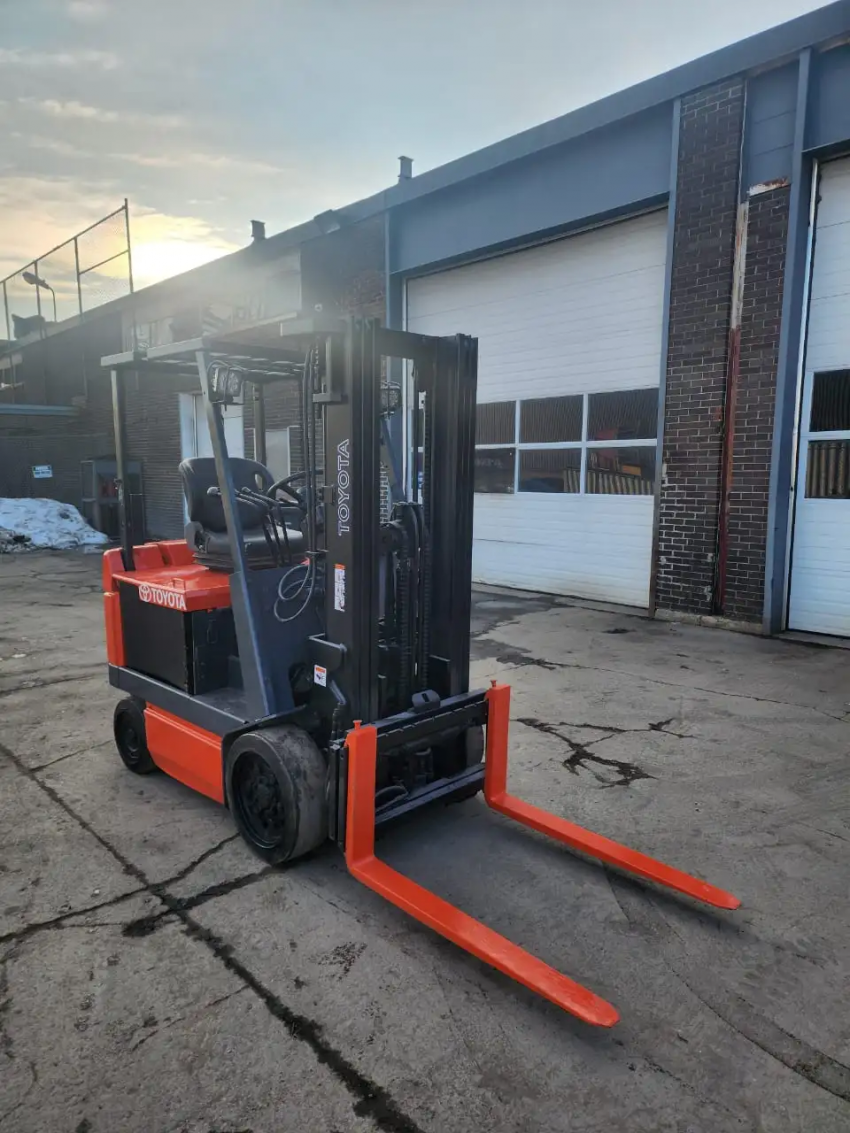 Toyota Electric Forklift with 5,000 lb Capacity - 123Forklift