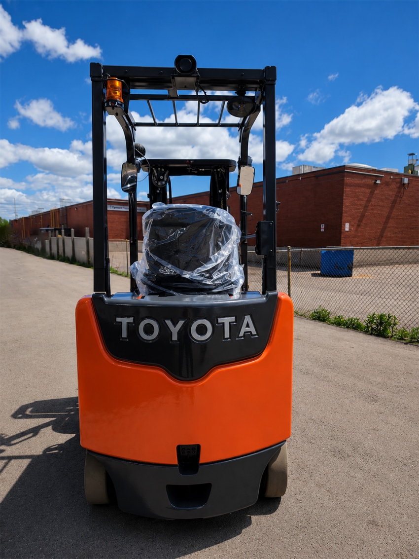 Toyota Electric 4-Wheeler Forklift with 5,000lbs Cap., 3-stage Mast with Side-shift - 123Forklift