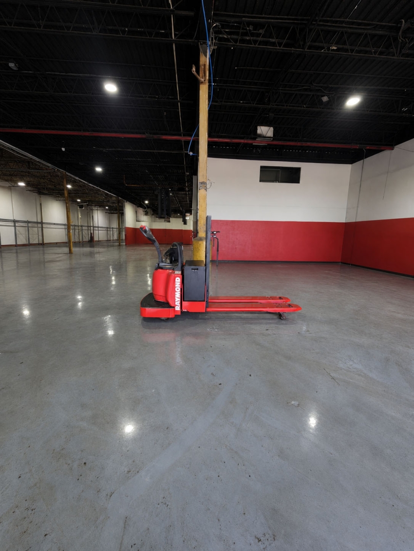 Raymond Electric Rider Pallet Jack ...