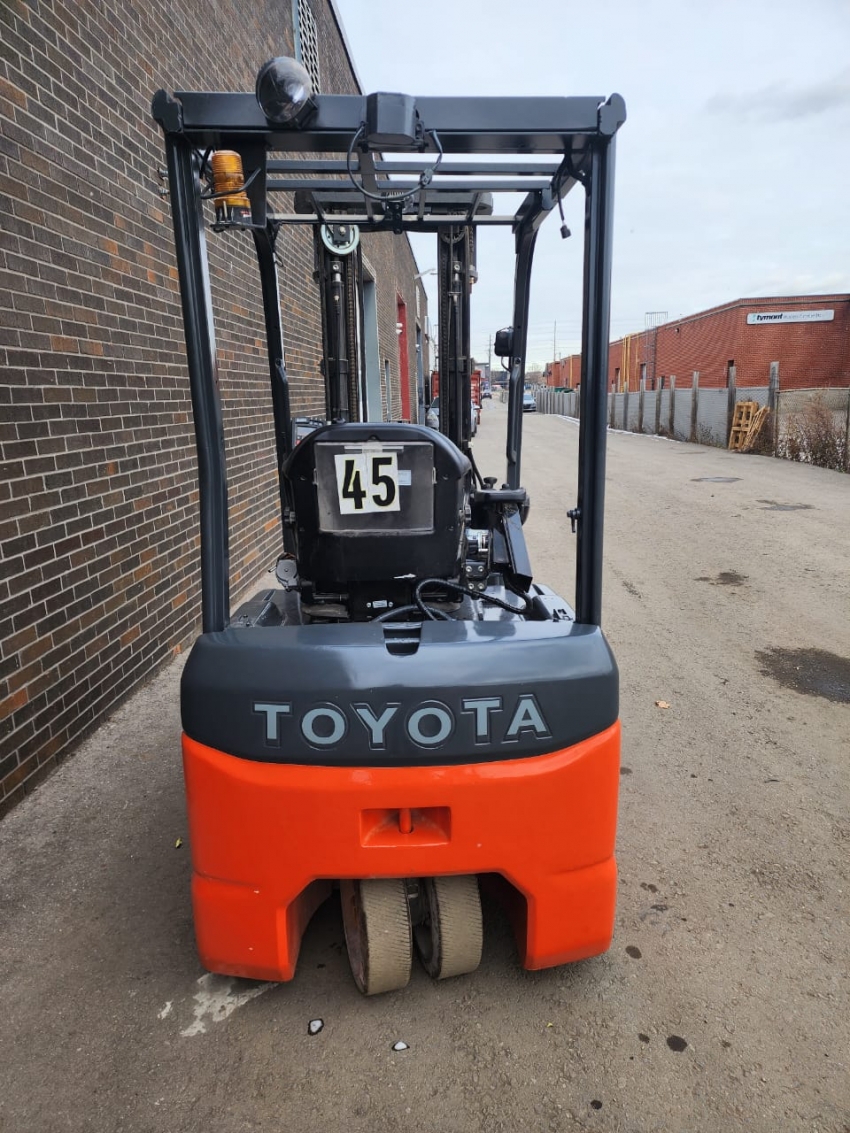 2018 Toyota 3-Wheeler 4000 Lbs Cap. With 3-Stage Side-Shift Charger Included - 123Forklift