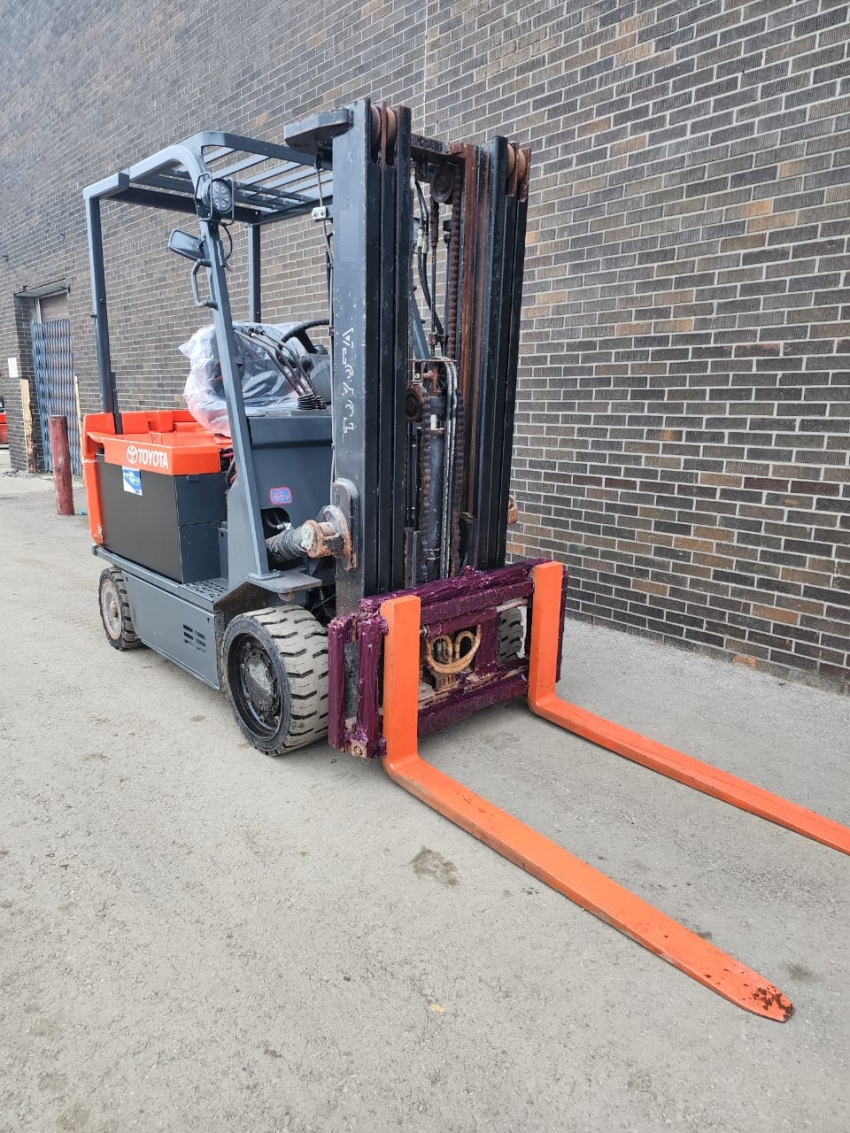 2018 Toyota 8000lbs Cap. Electric Forklift 3-stage with Side-shift – LOW HOUR