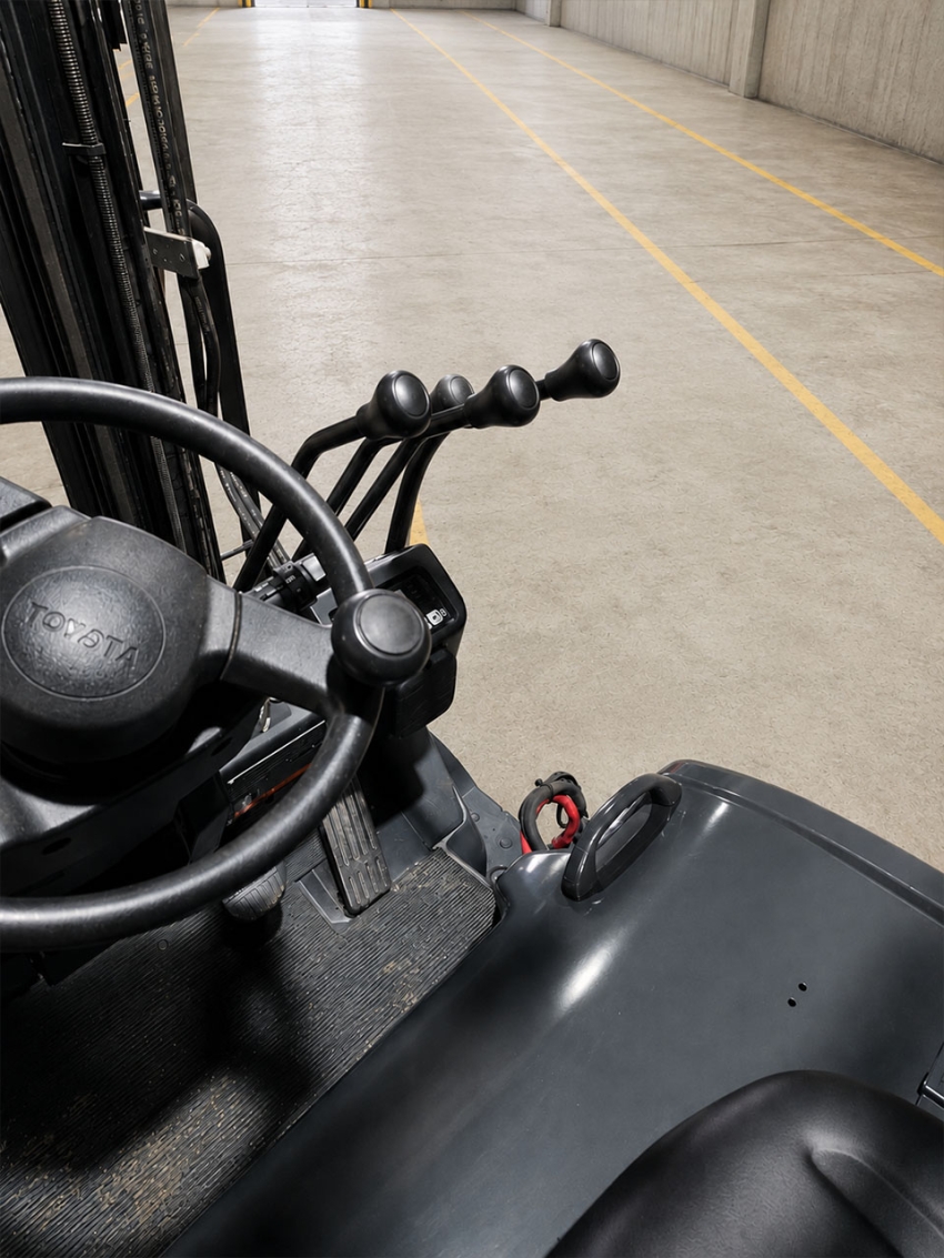 2019 Toyota Electric 3-Wheeler Forklift with 4,000lbs. Capacity, 3-stage Mast with Side-shift - 123Forklift