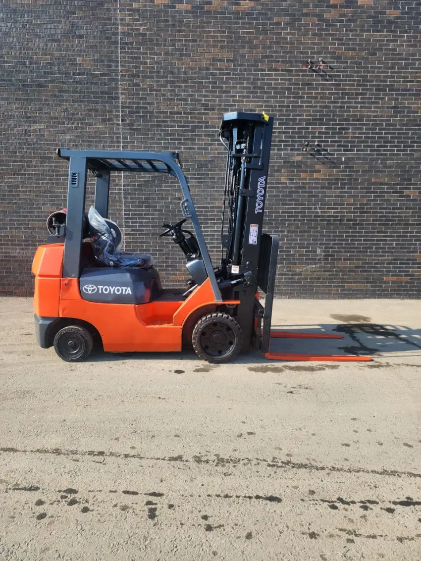 Toyota LPG 5,000 lb Forklift with 4...