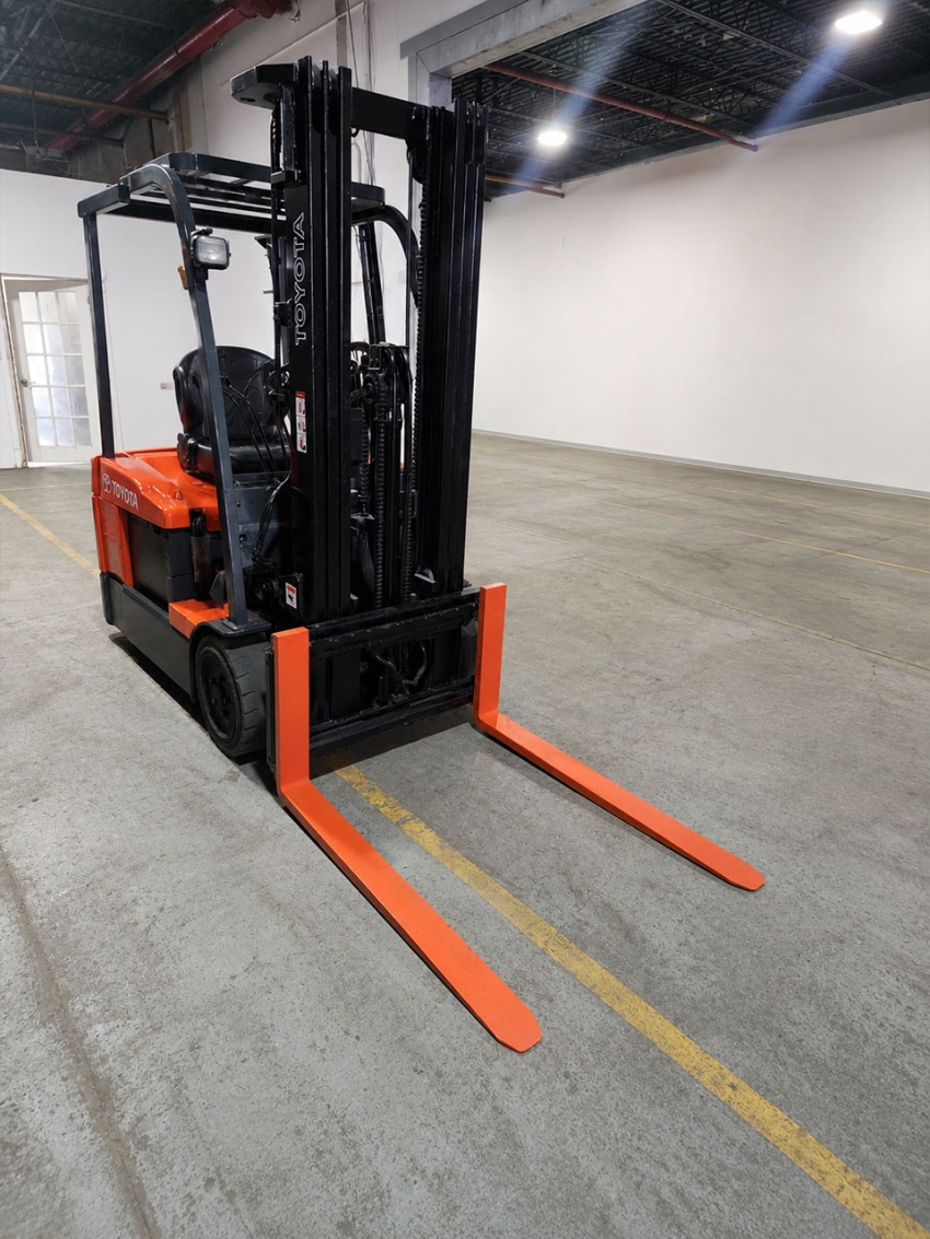 Toyota Electric 3-Wheeler Forklift with 4,000lbs. Capacity, 3-stage Mast w/ Side-shift  - 123Forklift