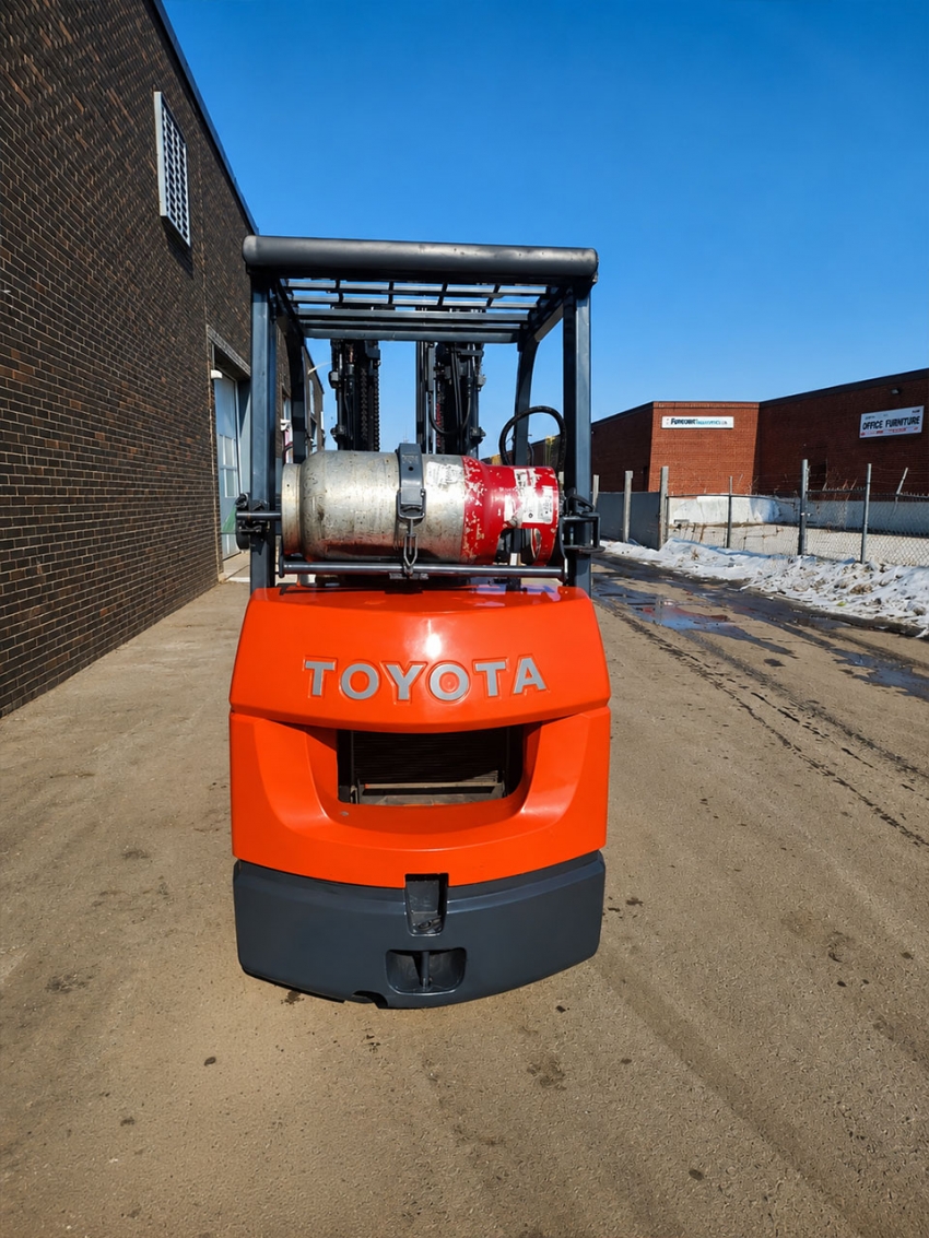 Toyota LPG 5,000 lb Forklift with 4-stage Mast and Side-shift - 123Forklift