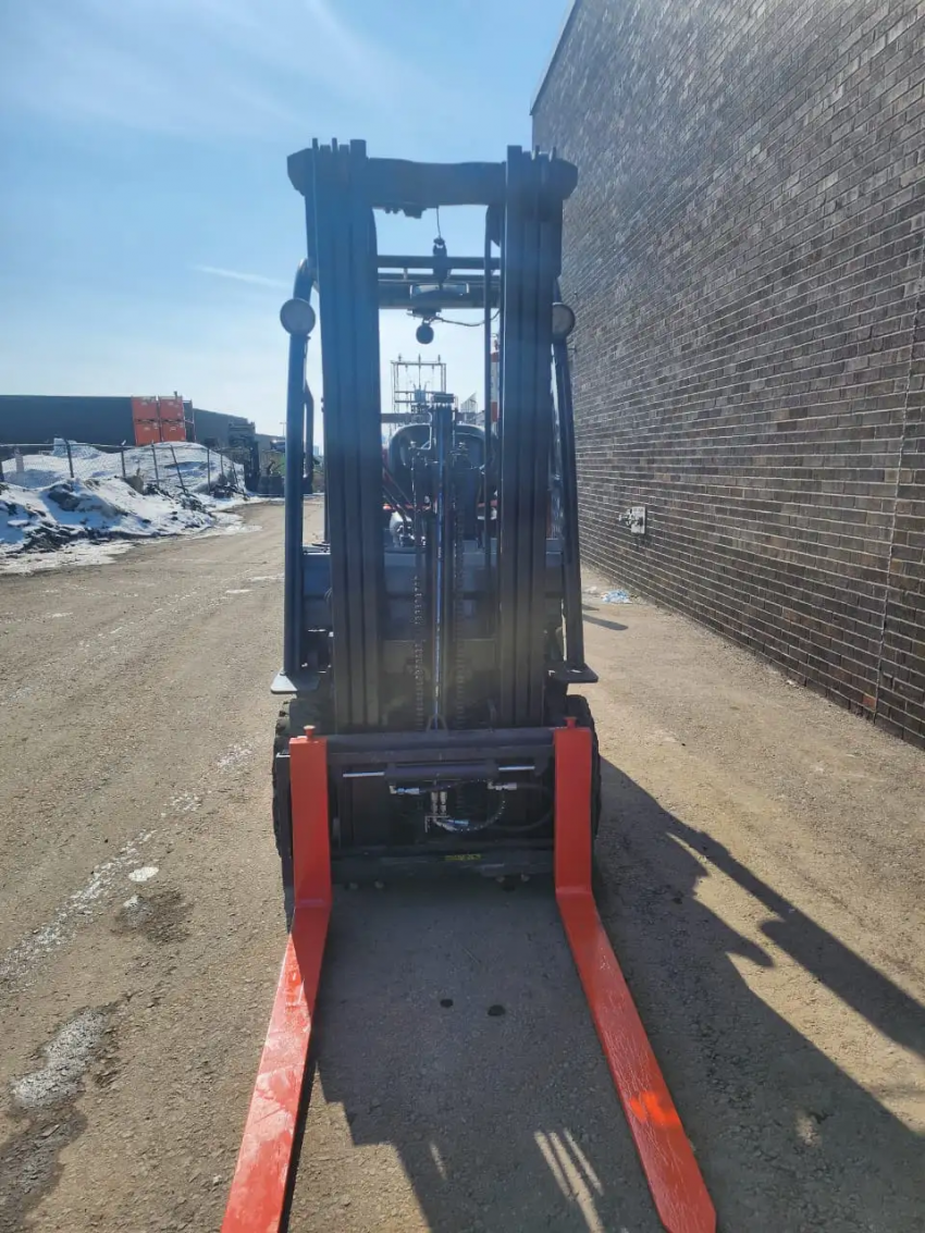 Toyota LPG Forklift, 3,000lbs Cap. with 3-stage Mast with Side-shift - 123Forklift