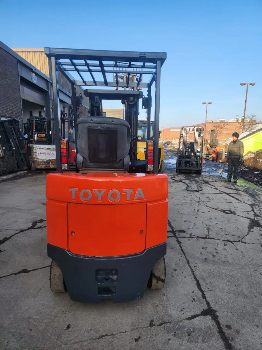 Toyota Electric Forklift with 5,000 lb Capacity - 123Forklift