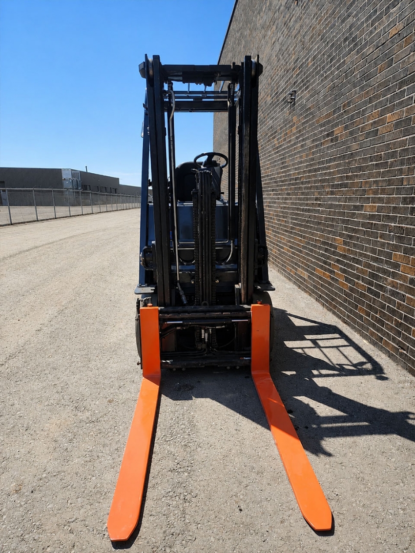 Toyota Electric Forklift with 5,000lbs. Capacity 2-stage with side-shift. Certified with Charger - 123Forklift