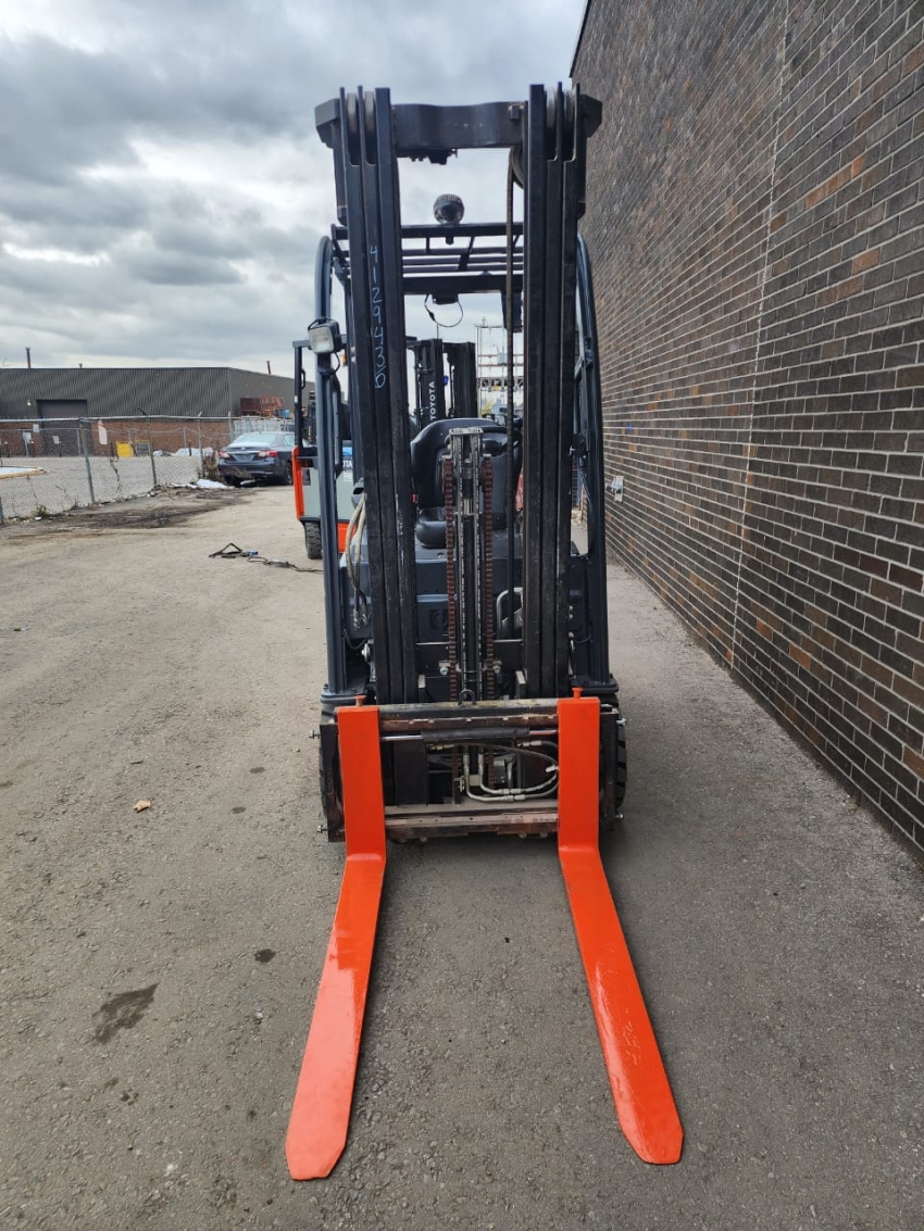 2018 Toyota 3-Wheeler 4000 Lbs Cap. With 3-Stage Side-Shift Charger Included - 123Forklift