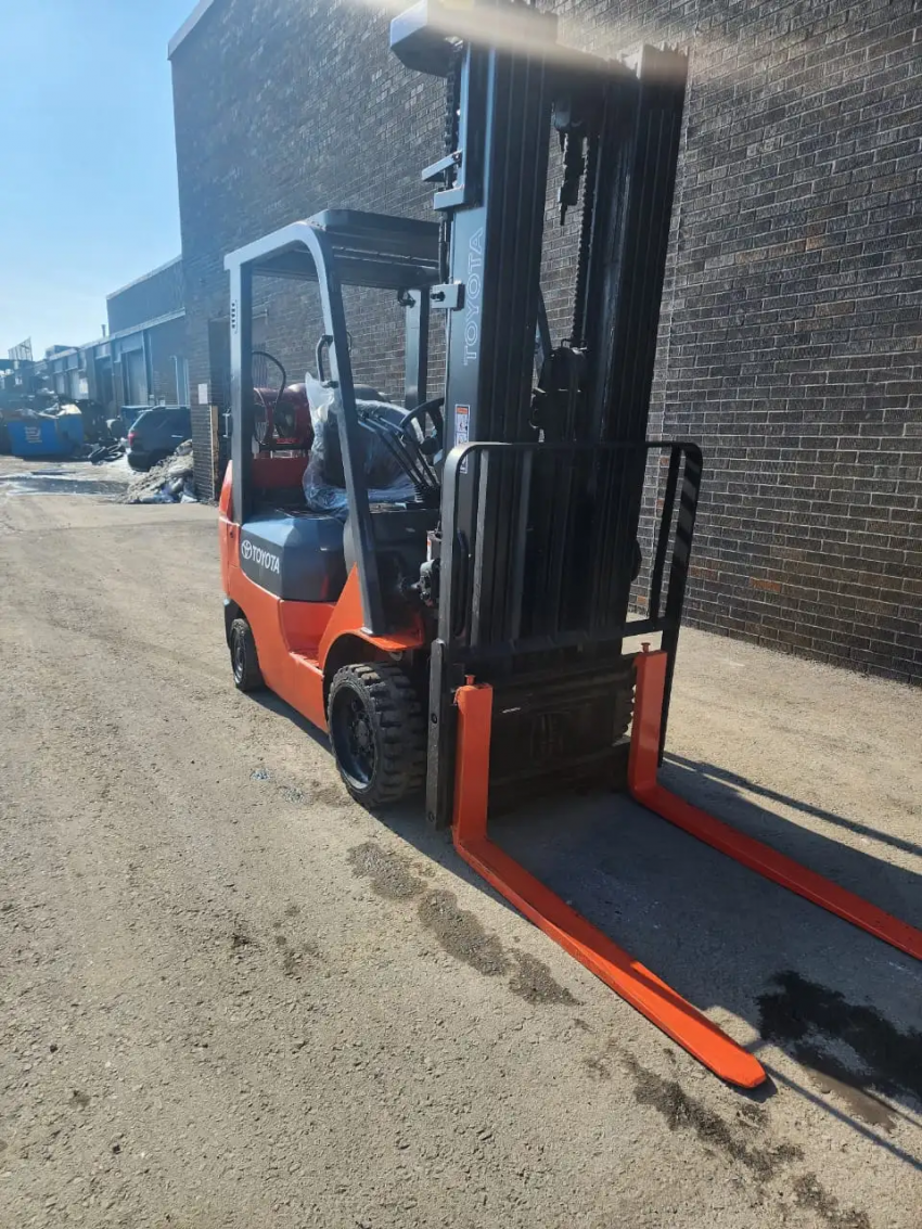 Toyota LPG 5,000 lb Forklift with 4-stage Mast and Side-shift - 123Forklift