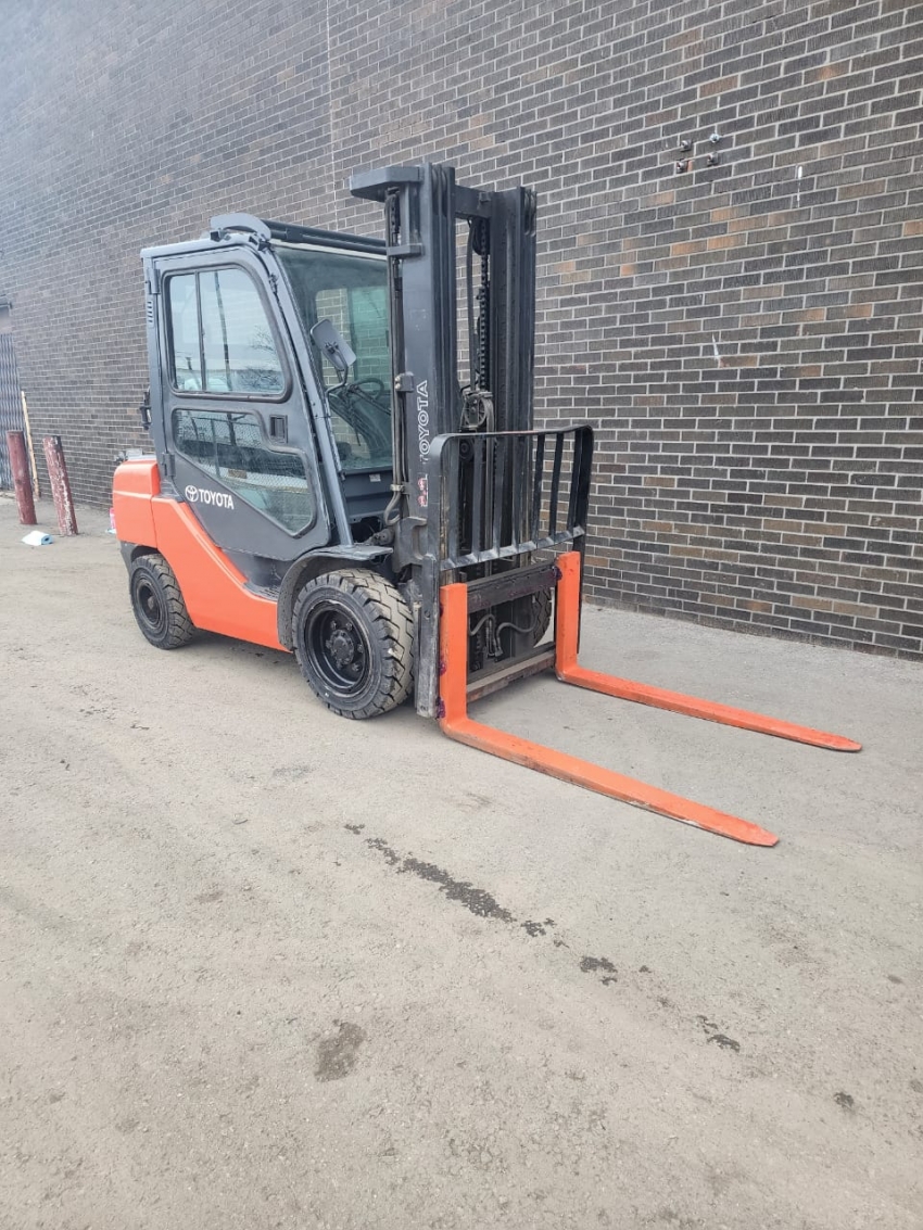 Toyota LPG Outdoor Forklift With Heated Cab 6.000lbs Cap 3-Stage With Side-Shift - 123Forklift