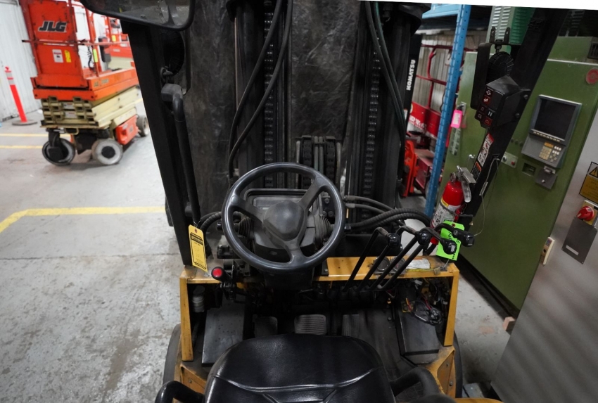 12,000 LBS 2005 Caterpillar 